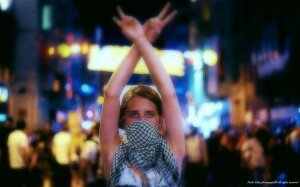 Ragazza con mani in segno di vittoria Taksim copyright