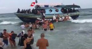 migranti salvati da bagnanti